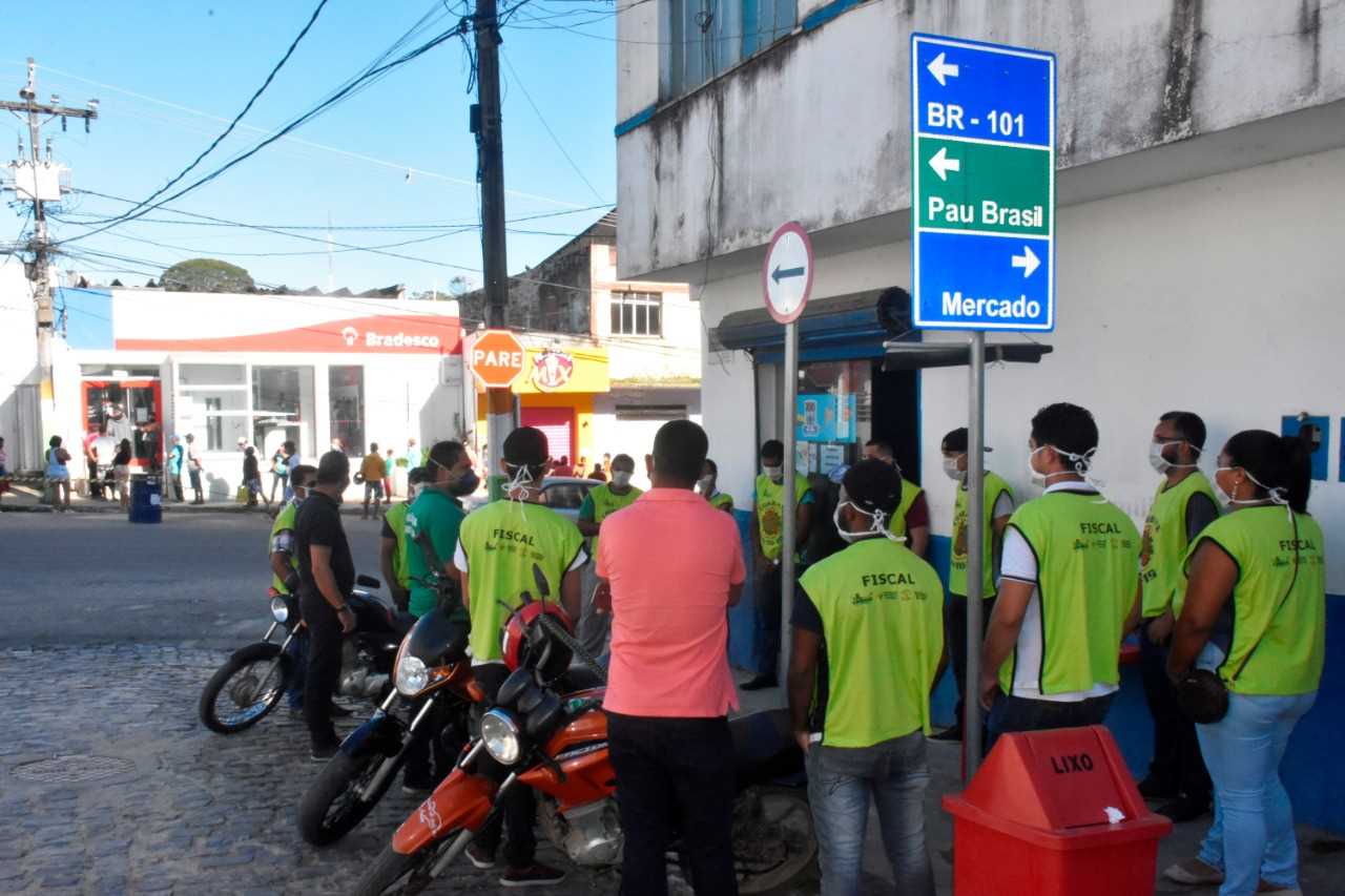 Camacã: Prefeitura contrata equipe para orientar e conter aglomeração no centro da cidade